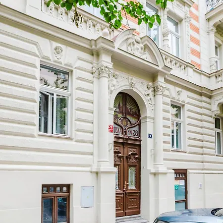 Blueground Vinohrady Balcony Luxury Area Prg-32 דירה *