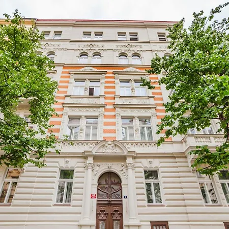 Blueground Vinohrady Balcony Luxury Area Prg-32 דירה