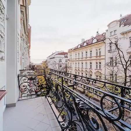 Blueground Vinohrady Balcony Luxury Area Prg-32 דירה