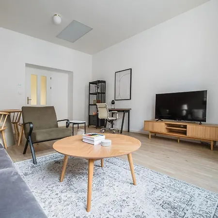 Blueground Vinohrady Balcony Luxury Area Prg-32 דירה פראג
